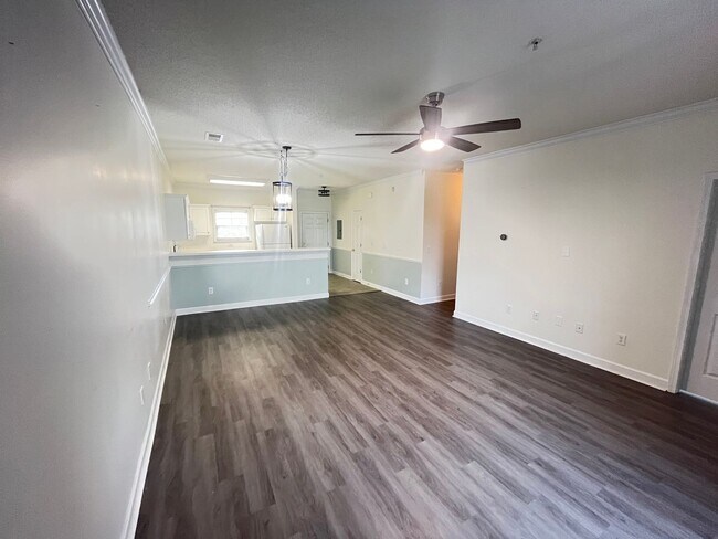 Building Photo - First Floor, 2 Bedroom, 2 Bath Condo with Screened Patio! Community Pool! Available Now!