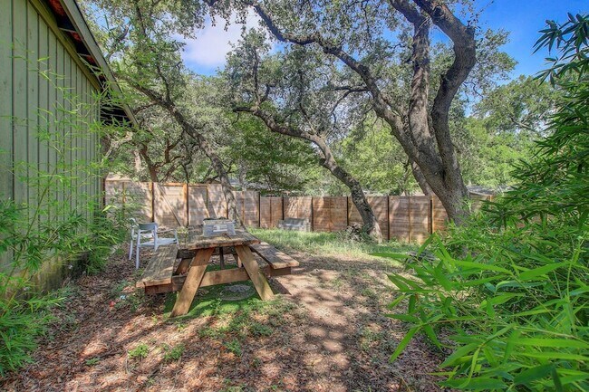 Building Photo - 3317 S Oak Dr