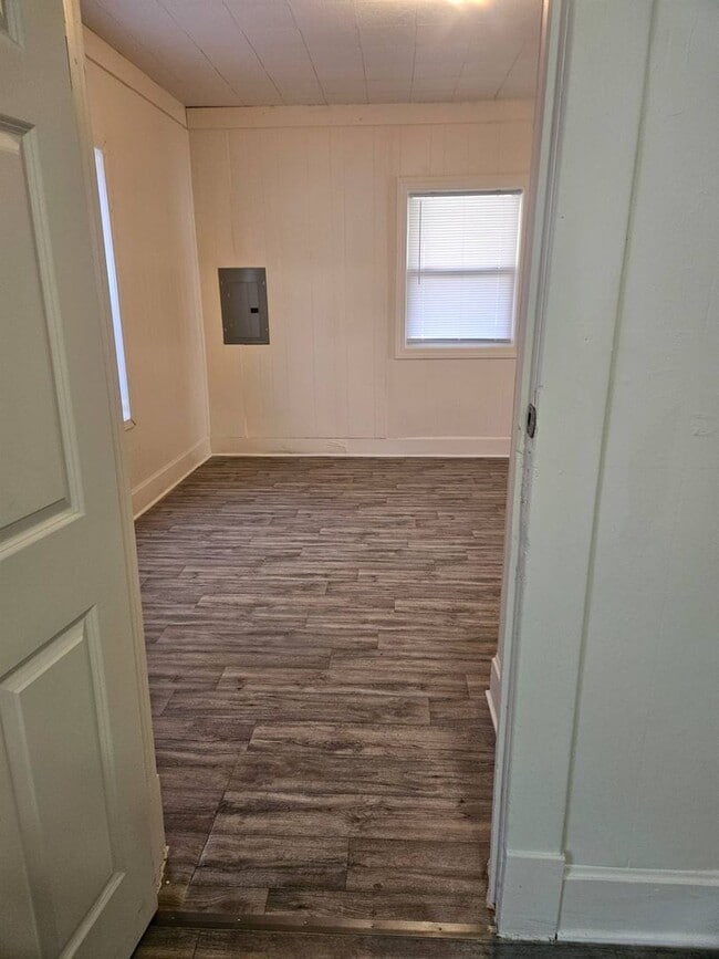 Building Photo - WOW! Look at this property ! You cant beat this price!