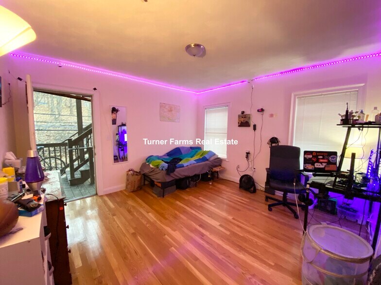 Building Photo - 128 Hillside St