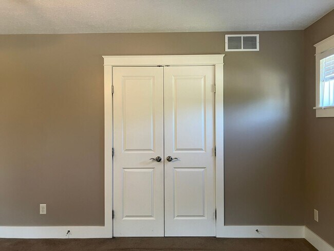 Building Photo - Maintenance free 3 bedroom 2.5 bath home in Stow