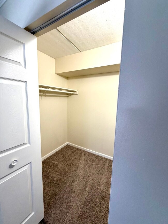 Building Photo - 1133 Royal St George Dr