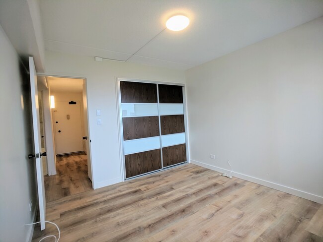 Building Photo - Partly Furnished 2 Bedroom 2 Bath with 1 P...