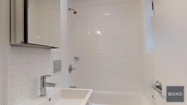 Building Photo - 441 W 51st St