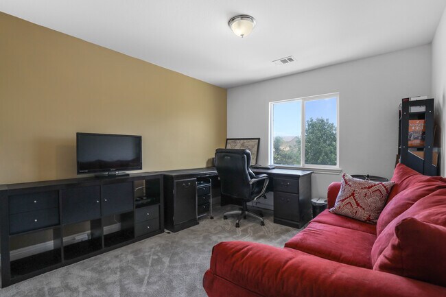 Building Photo - 30916 Snowberry Ln