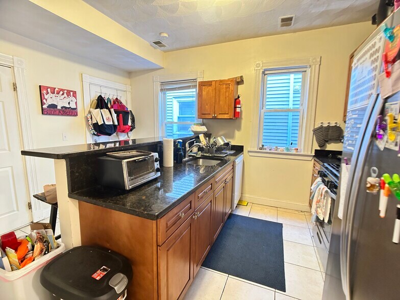 Building Photo - 8 Carmel St