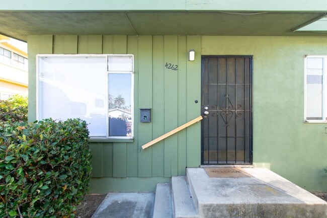 Building Photo - Spacious 2 bedroom / 1 bath home in Pacific Beach / Crown Point!