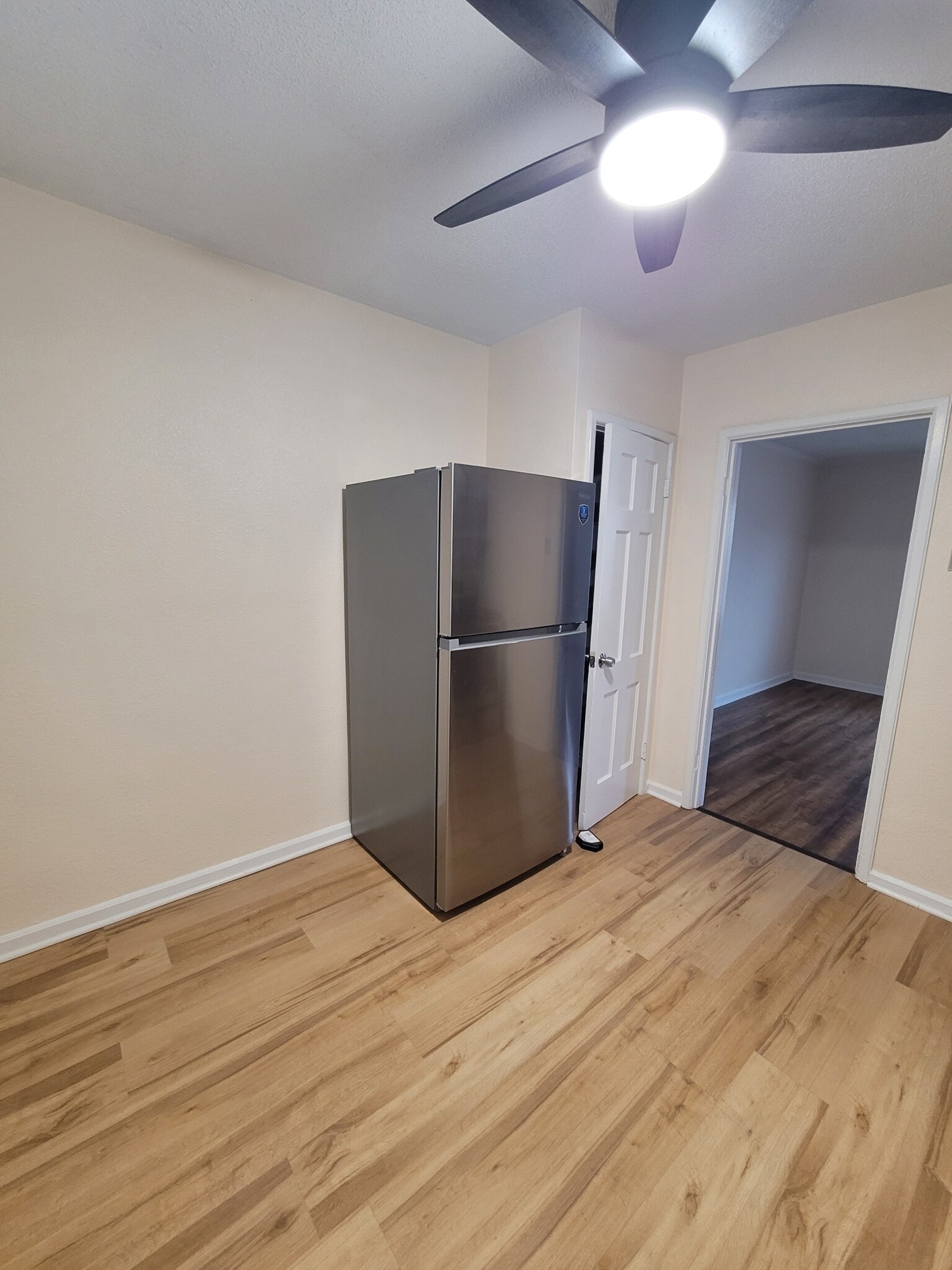 Eat-in kitchen - 6319 W Center St