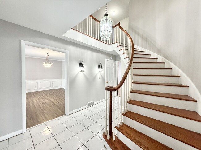 Building Photo - 2431 Blarney Stone Dr