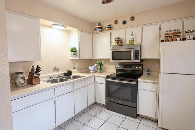 Building Photo - 452 E 9th Ave