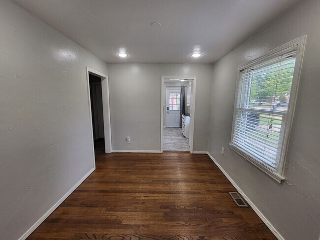 Building Photo - Remodeled 2 bedroom, 1 bathroom house in Capitol View neighborhood Edmond, OK with washer and dry...