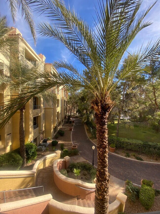 Building Photo - Gorgeous unfurnished 1 bedroom at the fabu...