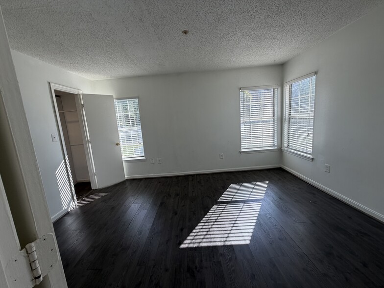 Building Photo - 10401 Beacon Ridge Dr