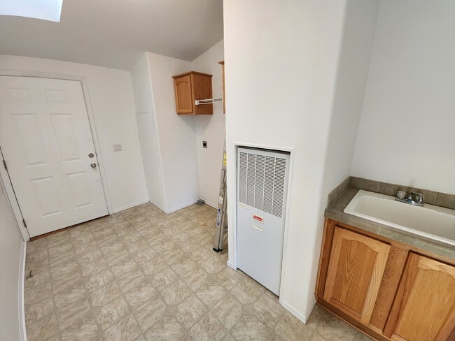Building Photo - 3 bed 2 bath 2 car garage w/ great views i...