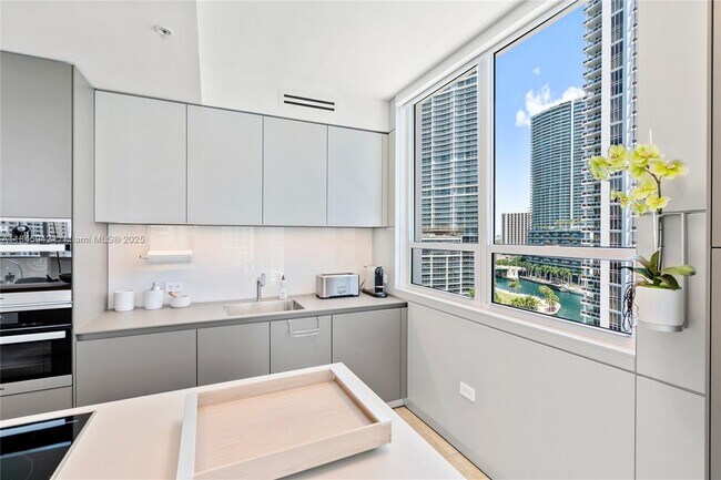Building Photo - 801 Brickell Key Blvd
