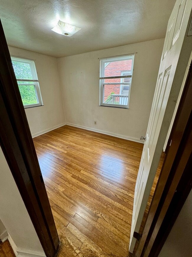Building Photo - Charming 4 Bed 1.5 Bath house with BRAND NEW KITCHEN!!!