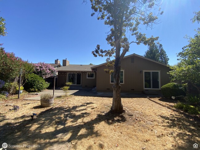 Building Photo - 3bd/2ba Single-Level Home - Close to Downt...
