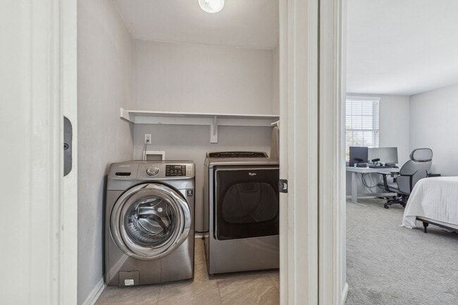 Building Photo - Bright, Clean & Convenient - Perfect 4 Bedroom Home in Chesapeake