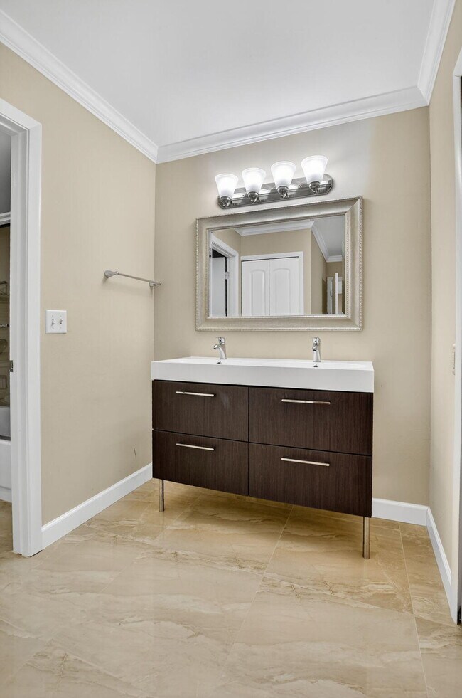 Building Photo - 9268 Vista Del Lago