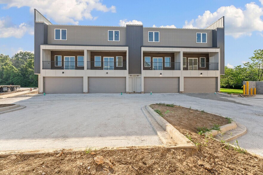 Building Photo - 1982 S Razorback Rd