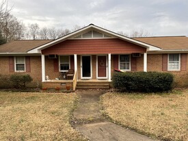 Building Photo - 123 N Oak St