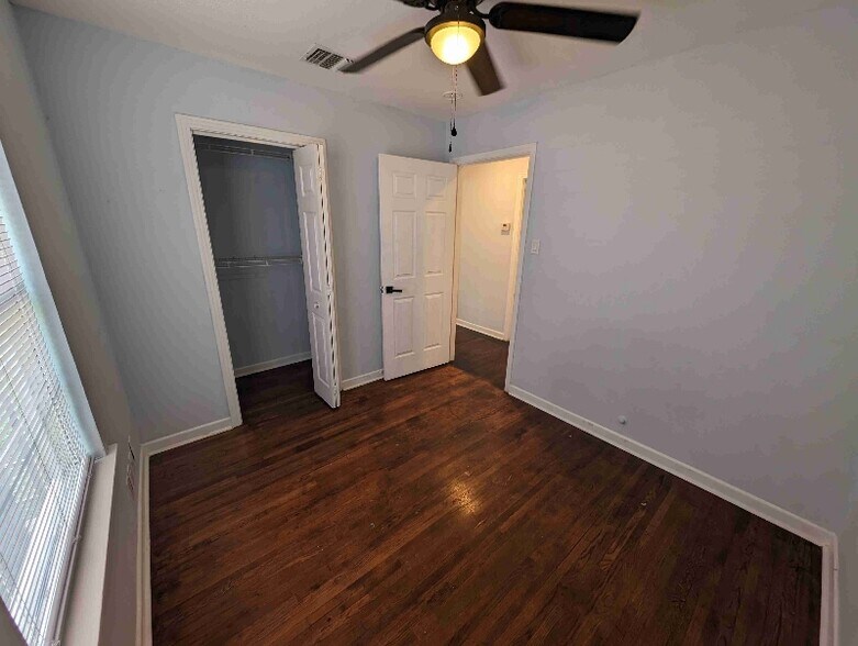 Building Photo - 339 W Bedford Ave