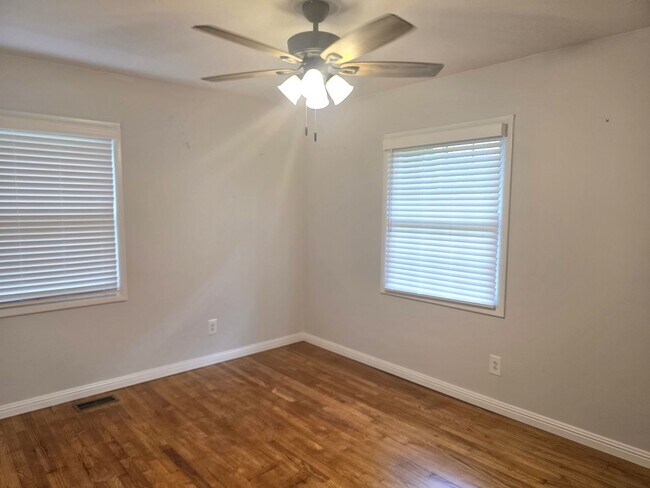 Building Photo - 118 Forest Oaks Dr