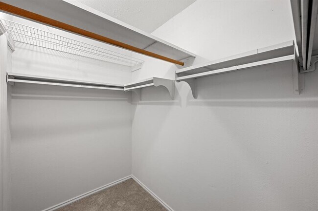 Building Photo - 505 W 7th St