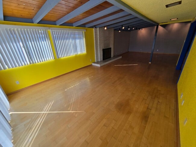 Building Photo - Spacious 3BR/2BA with Modern Upgrades, Lar...