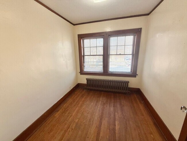 Building Photo - Massive 4 Bedroom, 2 Bath Brick Home