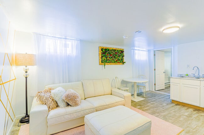 Building Photo - 393 Geranium Ave E