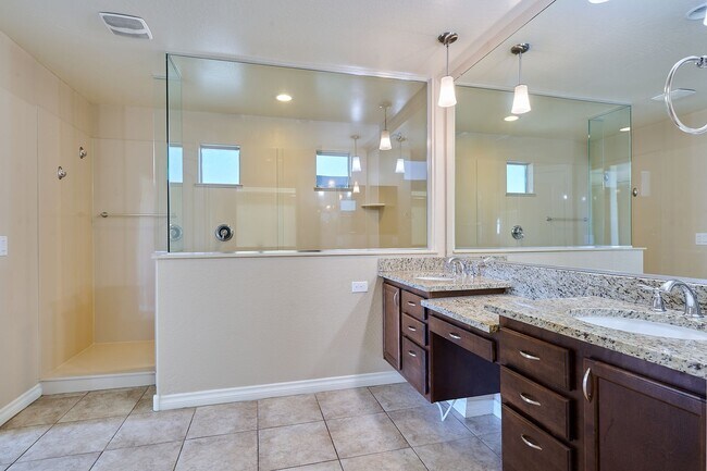 Building Photo - Lynx