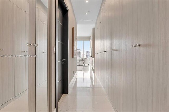 Building Photo - 900 Brickell Key Blvd