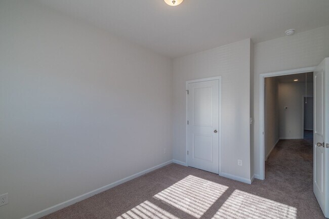 Building Photo - Beautiful Brand New 3 Bedroom 2.5 Bath Townhome in Hickory Glen!