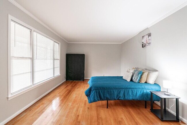 Building Photo - THE KNOLLVIEW | Spacious updated home just a 5-minute walk to bus 186, offering convenient and co...