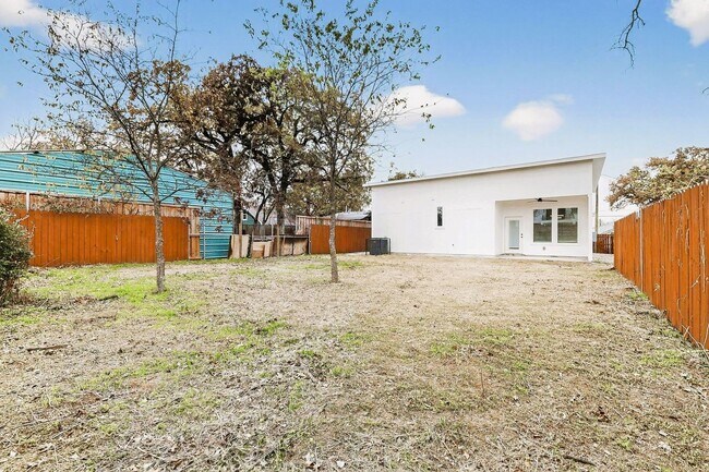 Building Photo - Modern 3 Bed, 3 Bath Home Near Downtown Dallas