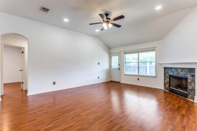 Building Photo - 648 Columbine Ave