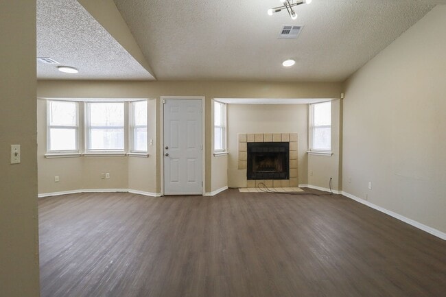 Building Photo - 3 Bed | 1 Bath in East Tulsa!