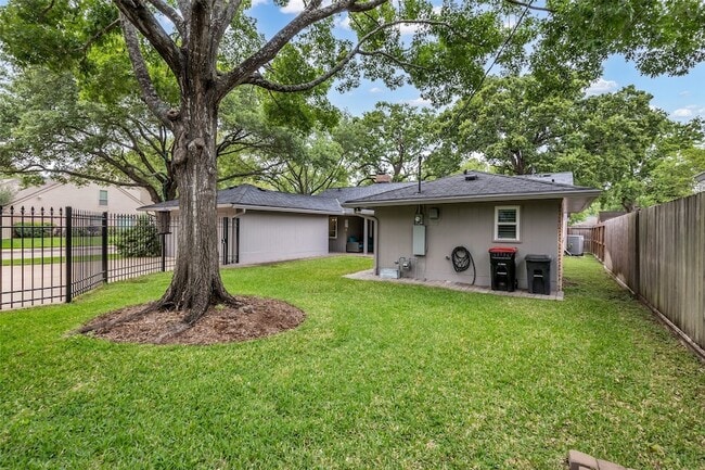 Building Photo - 10051 Meadow Lake Ln