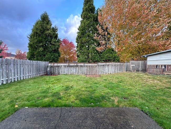 Building Photo - Charming 2 Bedroom Duplex with Spacious Yard in Gresham!