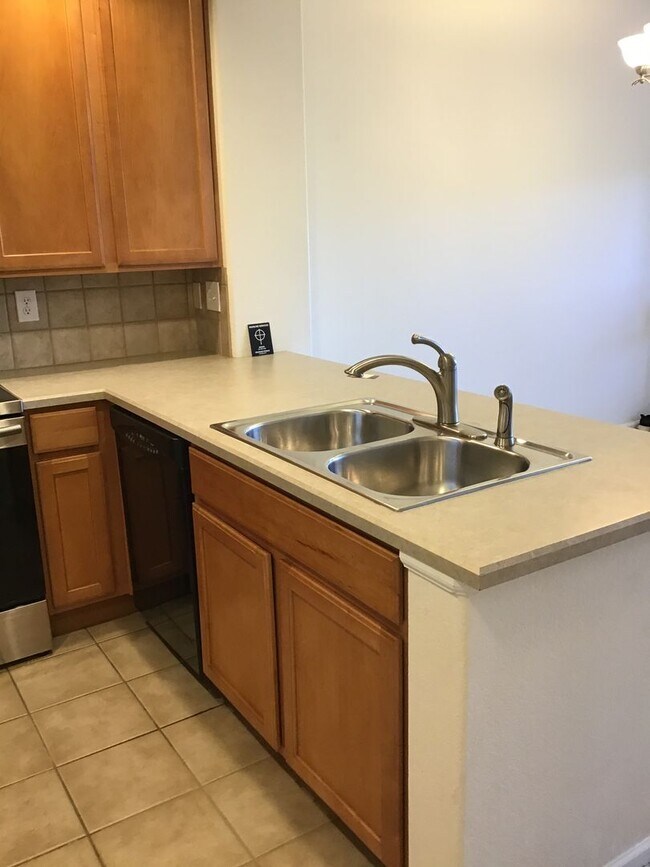 Building Photo - 3 bed 2.5 bath townhome for rent at Cherry landing 80016