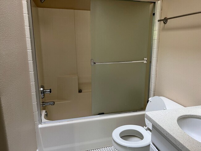 Building Photo - 2 Bed, 2 1/2 Bath townhome close to the Ri...