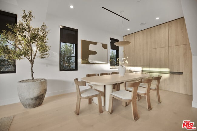 Building Photo - 4433 Kraft Ave