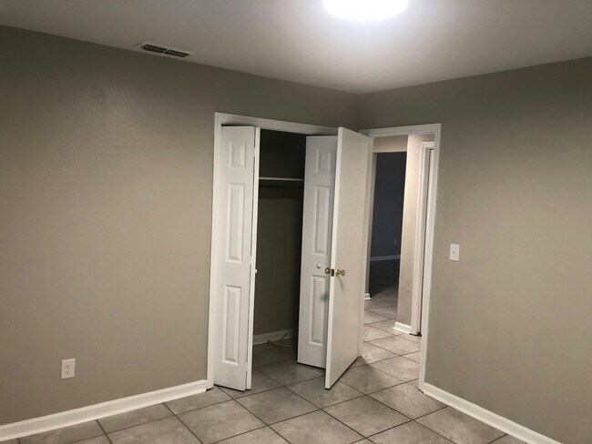 Building Photo - 3017 Oak Hammock Ln