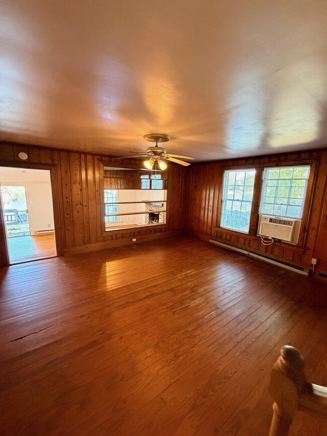 Building Photo - 332 Pinelake Dr.