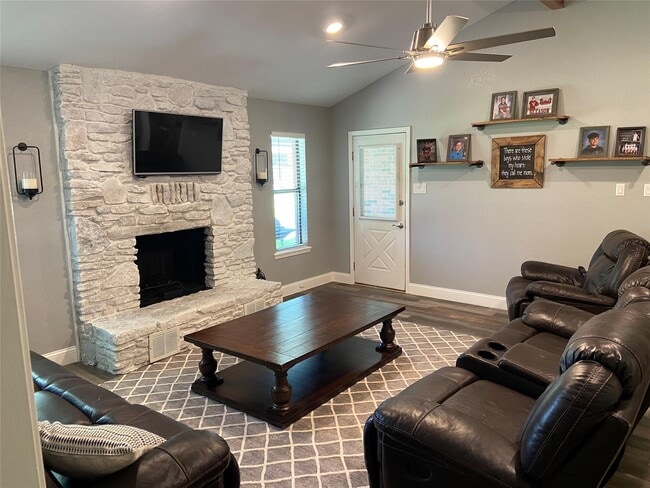 Building Photo - 310 Rosebud Dr