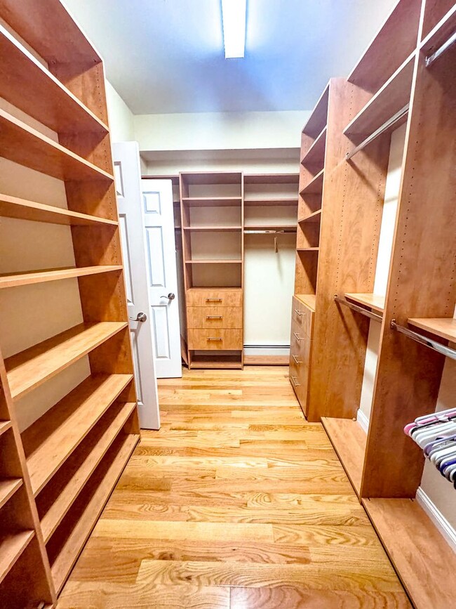 Building Photo - Luxury long term rental in the Heart of Br...