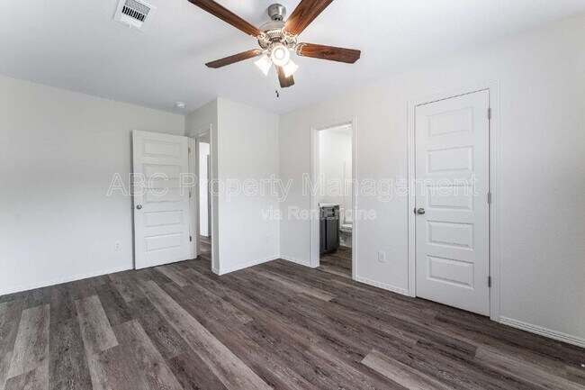 Building Photo - 955 S Benchmark Ln