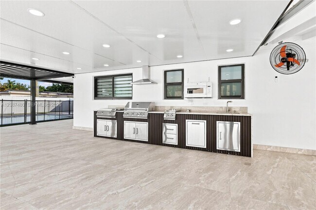 Building Photo - 9298 Jamaica Dr