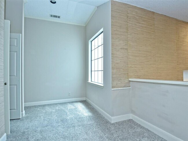Building Photo - 10215 River Plantation Dr